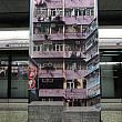 柱に香港の建物の窓がずらり。