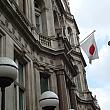 グリーンパーク駅近くにある日本大使館。日の丸が目印。