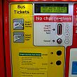 バス停によっては切符の自動販売機もある。１乗車２ポンド