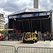 トラファルガー広場では、ライブ中継用舞台の設営が進んでいます