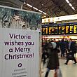 ヴィクトリア駅にクリスマスのメッセージが掲げられています