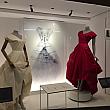 現在活躍する、バレンシアガに影響をうけたデザイナーたちのコメントやドレスなども展示されています。