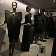 スペイン人デザイナー、クリストバル・バレンシアガによって1914年に設立したトップファッションブランド「バレンシアガ」の歴史をたどる展覧会がV&A美術館で開催中。