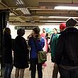 ユニオンスクエアの地下鉄駅構内に人だかり。それに賑やかな音楽が聞こえます。