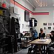 実はこちらサイクリングショップ内のカフェ。<br>サイクリングショップ、カフェ、アートと異業種のコラボも多いニューヨーク。