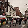 5月に入り、ニューヨークもストリートフェアのシーズンになりました。週末は市内のあちこちで必ず見かけます。<br>ナビもミートパッキングディストリクトを歩いていたら偶然ストリートフェアに遭遇。
