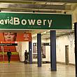 まず最初は、地下鉄B/D/F/M線のブロードウェイ・ラファイエットストリート駅。<br>デビッド・ボウイ一色になっているんです！