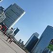 パリ屈指のオフィス街、ラ・デファンス (La Défense) エリア。高層ビルが立ち並ぶ、近代的なエリアです。