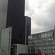 また新凱旋門は高層ビルが立ち並ぶオフィス街、La Défense (ラ・デファンスの) シンボルです。