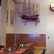 ブルターニュの船が壁に飾ってあります。テーブルの器はシードル用。ちょっと日本のご飯茶碗みたいです。