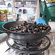 ムール貝も。大きな鍋でどっさりと煮てあります。