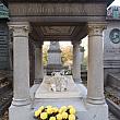 このどっしりとしたお墓は「三銃士」のアレクサンドル・デュマ。著名人のお墓を探すのも墓地散策の楽しみです。墓地の入り口には地図も貸し出されています。