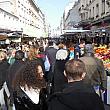 さて、日曜日は外のマルシェもオープン。広場に続くアリーグル通りはご覧の通りの賑わいです。特にここはマルシェの中でも庶民価格なのが人気の秘密。