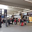 ここはモンパルナス駅。フランスの地方やパリ郊外に行く電車が多数乗り入れるターミナル駅の一つです。スーツケースを持った人たちの姿が目立ちます。