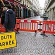 パリ2区。通行止めの表示があります。道路工事かと思ったら・・・