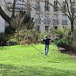 ロープを木に括りつけて綱渡りの練習をする人を発見！こんな公園の使い方もあったとは！