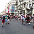 珍しくリヴォリ通りが歩行者天国になっています。今日はゲイ・プライドのパレード。沿道には沢山の見物人が詰めかけています。