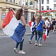 三色旗も目立ちます。後半フランスのゴールに沸き立つパリジェンヌ。