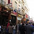 サン・ミシェル広場から延びるユシェット通り。観光客でにぎわうこの道にはパリの隠れた名所があります。