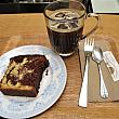 フランスでは珍しいアイスコーヒーは3.50ユーロ。ローズベーカリーのケーキも種類豊富です。
