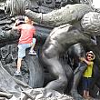ナシオン広場の中央の像は子どもたちの絶好のジャングルジムです。