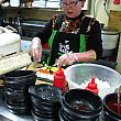 韓国のファーストフードの定番、海苔巻きは韓国語でキンパッ(海苔ご飯)と言います。お店でキンパッを注文すると、慣れた手つきでおばさんがパパパーっと作ってくれて・・・