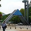 こちらは韓国で最も難関校、ソウル大学の正門！このちょっと変わった門のデザイン、ソウル・クンリッ・テハッキョ（ソウル国立大学校）の頭文字、서(ソ)・국(クッ)・대(テ)のハングルの母音表記を表したものだそうですよ。