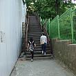 弘益大学国際言語教育院のすぐ隣ワウ山に登るための階段があります