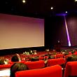 映画館(300席)の大きい画面で団体観覧。