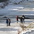 こんな大きな氷も～～。冬限定の、地元の子たちだけが知っている遊び場のようですね＾＾