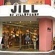 日本のものとは少しテイストの違う「JILL by JILL STUART」の路面店は今年に入ってスグにオープン。場所は「H&M」の向かいあたり。