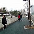 こちらは宣陵（ソンルン）。朝鮮時代の王陵で、塀の向こうは緑がいっぱい。<br>都会の中のオアシスも、今日は空が暗くってなにやらどんより。