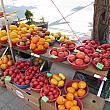 観光地じゃない、みんながふつうに暮らす街。ちょっとお散歩してみましょう。大通り沿いには果物の露天が！夏を代表する果物チャメも売ってますよ。小さいサイズ５個で5,000ウォン！