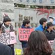 韓国ではお約束のプラカードも登場！「最後に勝つのは君だ！」「２号線に乗ろう（志望大学の駅がある地下鉄２号線で通学しようという意味）」後輩たちの応援にも熱が入ります！