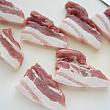 ① 豚バラブロック肉は、５ｍｍ厚さに切る。