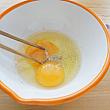 ⑤ ボウルに卵を入れ割ほぐし、塩・胡椒・醤油を入れて混ぜる。