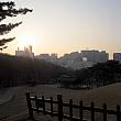ビルの間からは朝日が！ソウルに来たらナイトショッピングもイイけど、早起きして世界遺産をお散歩、なんていかがですか？