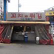 通りの入口部分にある屋台！お店の名前は「串焼きと天ぷら、そしてトッポッキ」！？