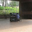 公園に入ると屋外に置いてあるピアノを弾いているおじさまが。