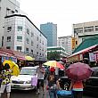 雨が強くて傘をさしていても服が濡れちゃうほど。それでも京東市場は秋夕前の買い出しで大忙し！