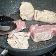④熱したフライパンにごま油を入れ肉の両面を焼く。