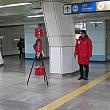 空港鉄道金浦空港駅には冬の名物詩、 真っ赤なコートの「救世軍(クセグン)」が！ キリスト教系の団体による慈善活動で、毎年この時期になるとこうやって街角に立って募金を呼びかけているんですよ～