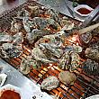 どの食堂で食べても同じ料金なのが良心的。牡蠣焼きはコンロが暖炉代わりになって熱々でいただけます。
