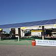 工事中の大きな太陽光発電。駐車場の真ん中に２台も設置されていました。下の駐車スペースはどうなるのかな・・・