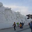 ダイナミックな雪像もあって、その前ではソリ、氷上自転車など氷遊びができます。