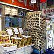 たくさんのクルビ（干しイシモチ）が！どんな看板よりもインパクトあるかも！？もうすぐ旧正月だから贈り物用セットも販売してるみたい。