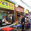 そしてトンタクのお店が並ぶ一画も。トンタクとは鶏をまるごと揚げた、昔ながらの韓国式フライドチキン！