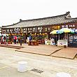 慶州名物の慶州パンを求めて、古墳の中へ入れる天馬塚で有名な「大陵苑」の入口前にあるお店へやってきました！