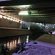 橋の下に電光掲示板が！清渓川は増水した時はすごい濁流が流れることも。この機械、大丈夫？