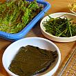 韓国で焼きウナギに必ず付く薬味といえば生姜の千切り。焼肉のようにサンチュやエゴマの葉漬けでつつんでいただいても。